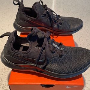NIKE Women’s black running sneaker. Size US 8. NWT